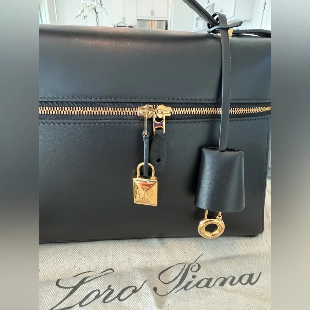 Loro Piana Extra Bag L27 in black smooth calfskin; worn 5x - Picture 3 of 11
